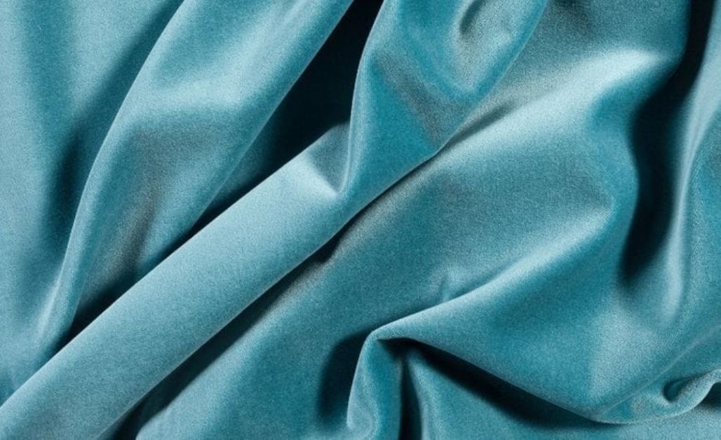 Vải nhung được dệt theo kiểu dệt thoi với một tập hợp các sợi dọc (warp yarns) và sợi ngang (weft yarns), cùng với một tập hợp sợi thứ ba được dệt thành các vòng lặp.