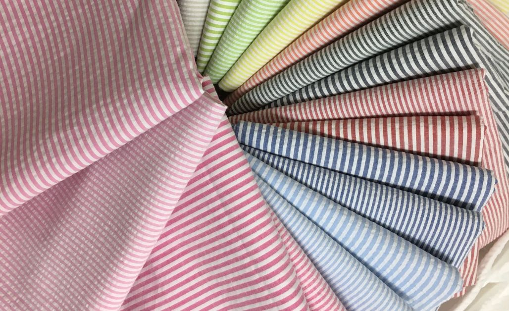 Seersucker là vải từ bông hoặc polyester với bề mặt nhăn nhún đặc trưng giúp tăng độ thoáng khí, giảm độ ẩm, rất phù hợp cho mùa hè