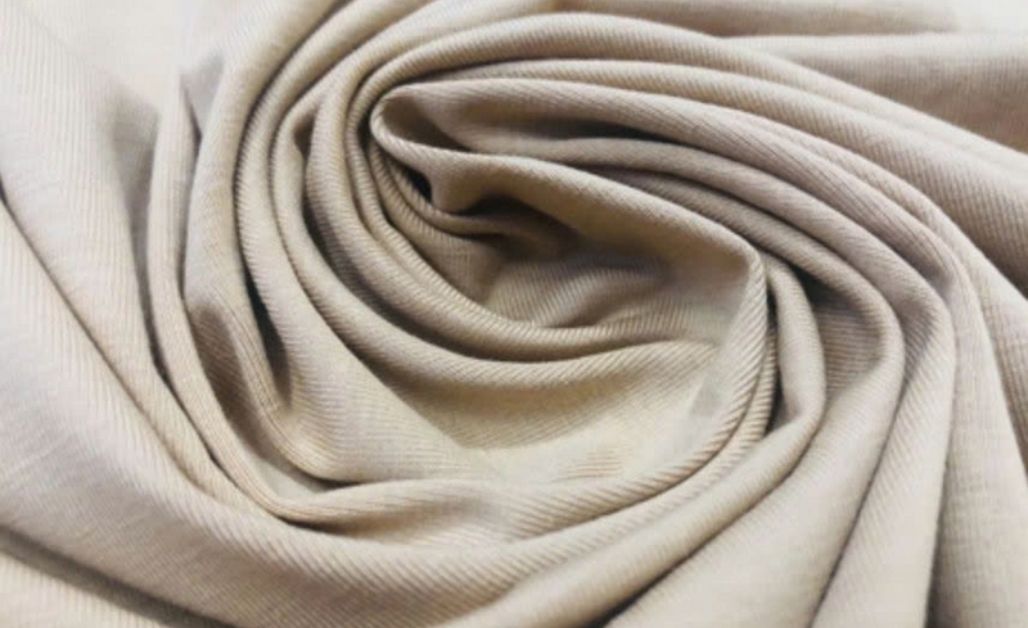 Cotton lụa là loại vải kết hợp giữa sợi cotton tự nhiên và lụa tơ tằm hoặc polyester theo một tỷ lệ nhất định (thường 70% cotton + 30% lụa).