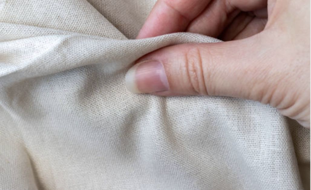 Cotton 100% thường mềm, thấm nước nhanh, nhưng hơi nhám. 