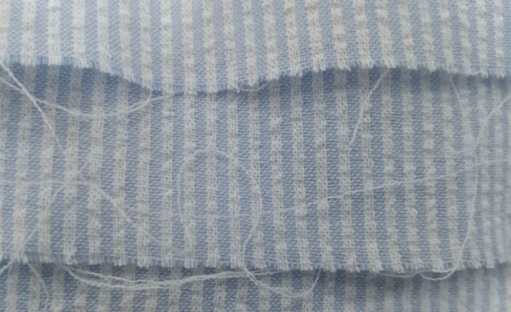 Định lượng vải thường mỏng và nhẹ, giúp tăng cường khả năng thoáng khí và mang lại cảm giác dễ chịu, bay bổng khi mặc, đặc biệt phù hợp với thời tiết nóng ẩm.