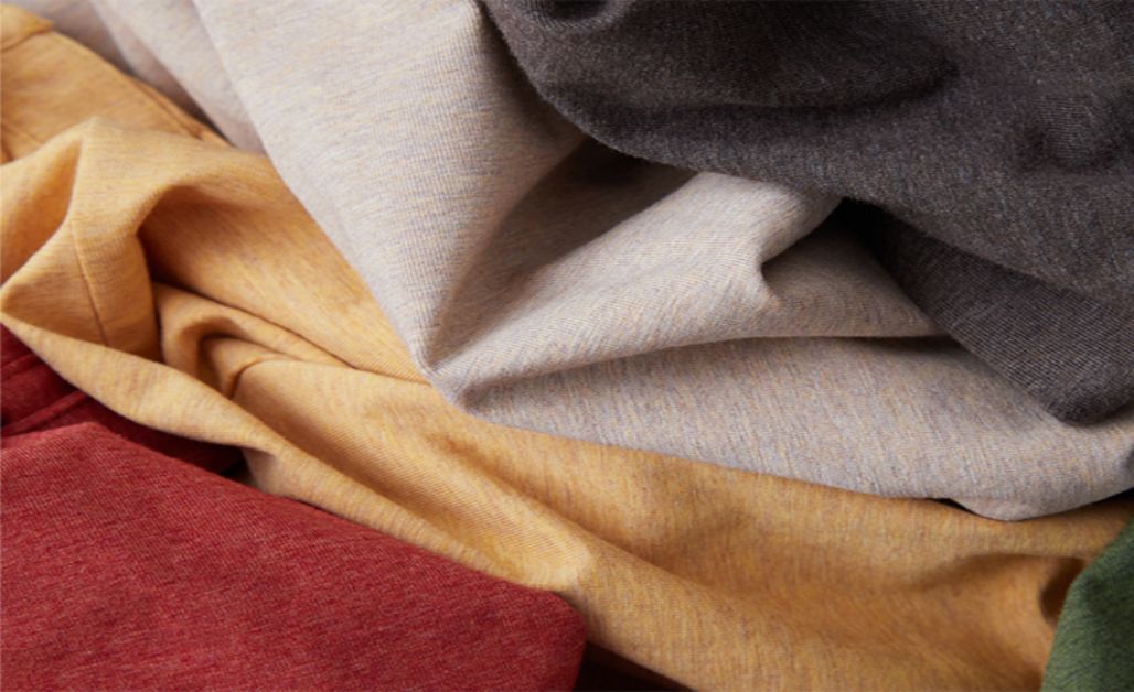 Vải cotton melange giữ nguyên đặc tính thoáng mát, thấm hút mồ hôi của cotton, rất phù hợp với khí hậu nóng ẩm. 
