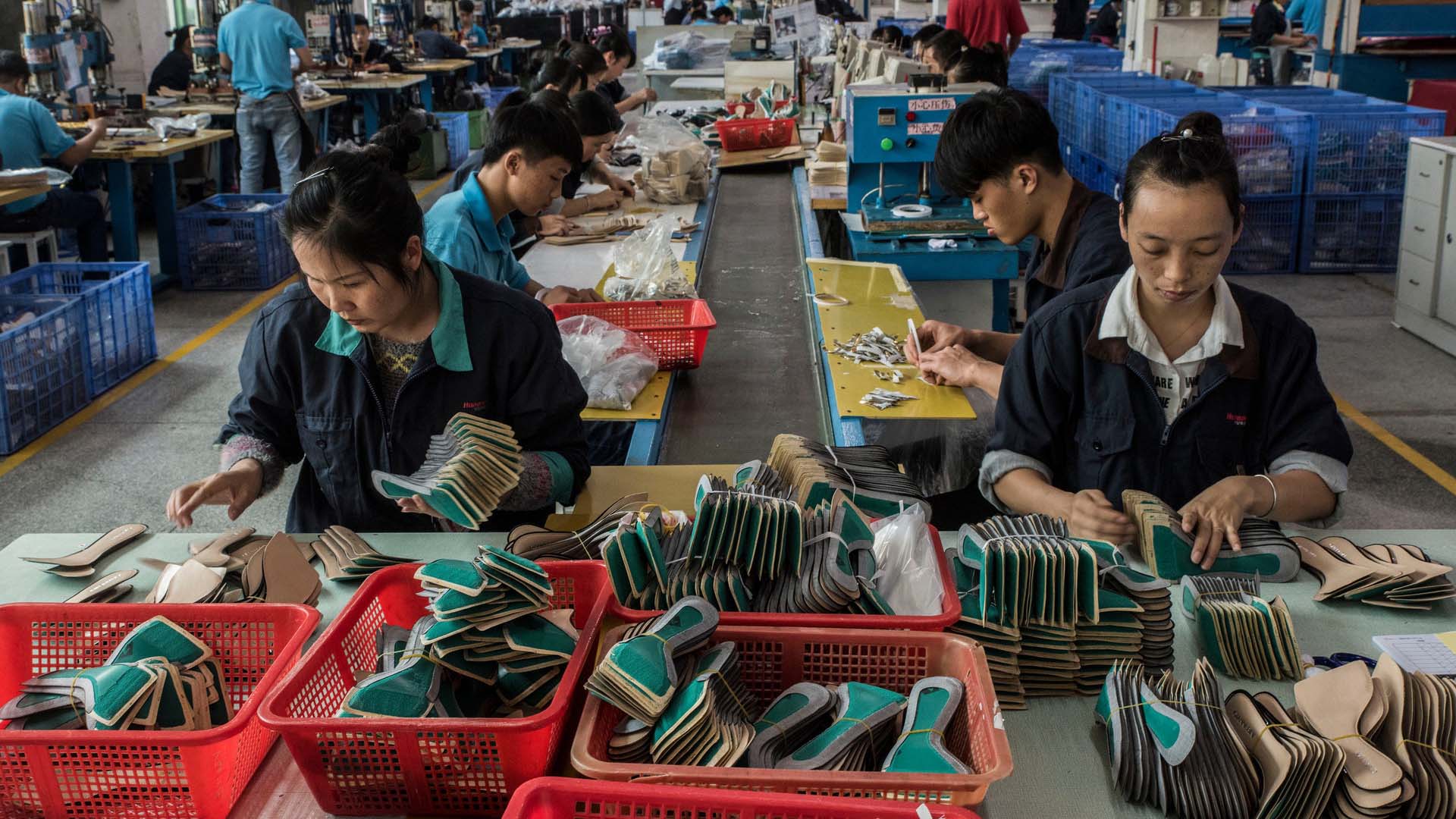 Vì sao cần trang cấp trang bị bảo hộ lao động cho công nhân dày dép