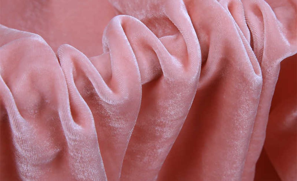 Vải nhung là một loại vải dệt thoi có bề mặt mịn, dày và có một lớp lông tơ ngắn, mềm mại được cắt đều, tạo nên độ óng ánh và cảm giác sang trọng khi chạm vào. 