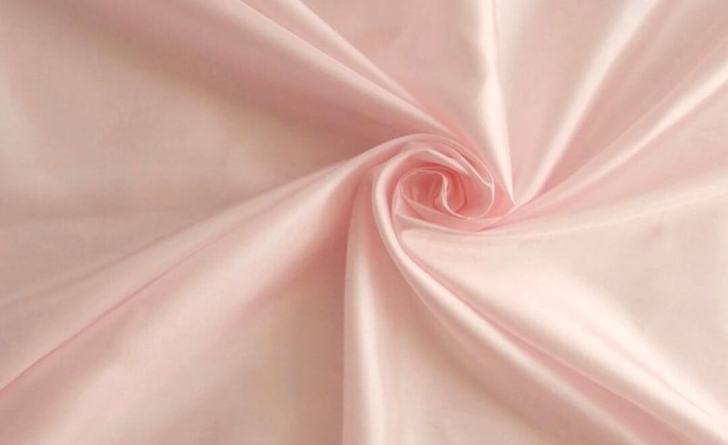  Vải voan có cấu trúc mỏng nhẹ, mang lại hiệu ứng trong suốt đẹp mắt và cảm giác thoải mái khi mặc
