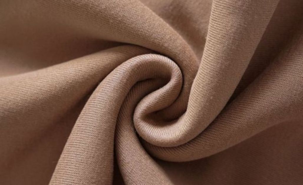 Vải nỉ cotton là loại vải được làm từ sợi bông tự nhiên có khả năng thấm hút mồ hôi tốt,
