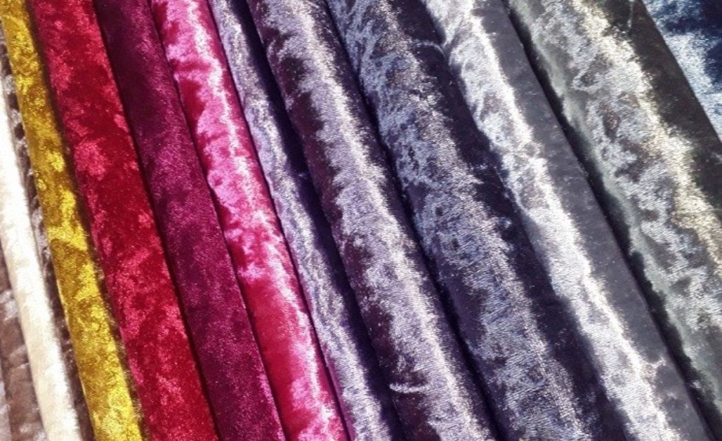 hung lụa thường được sử dụng trong các thiết kế trang phục dạ hội, váy cưới, khăn choàng và nội thất sang trọng, mang đến vẻ đẹp tinh tế và đẳng cấp.