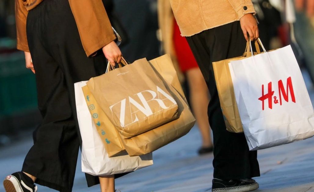 Fast Fashion (thời trang nhanh) là một mô hình sản xuất quần áo với tốc độ cực nhanh và chi phí thấp, nhằm đáp ứng ngay lập tức các xu hướng mới nhất trên thị trường.