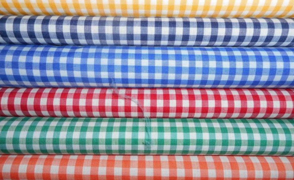 Vải Kate Hàn là một loại vải tổng hợp, được dệt từ sự kết hợp của sợi cotton tự nhiên và sợi polyester (PE).