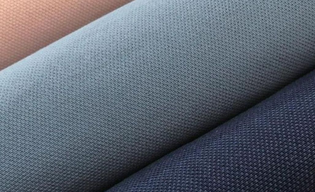  Vải cá sấu poly nổi bật với độ bền cao nhờ nguồn gốc từ sợi Polyester tổng hợp, giúp sản phẩm chống bai dão, ít nhăn và giữ form dáng tốt.