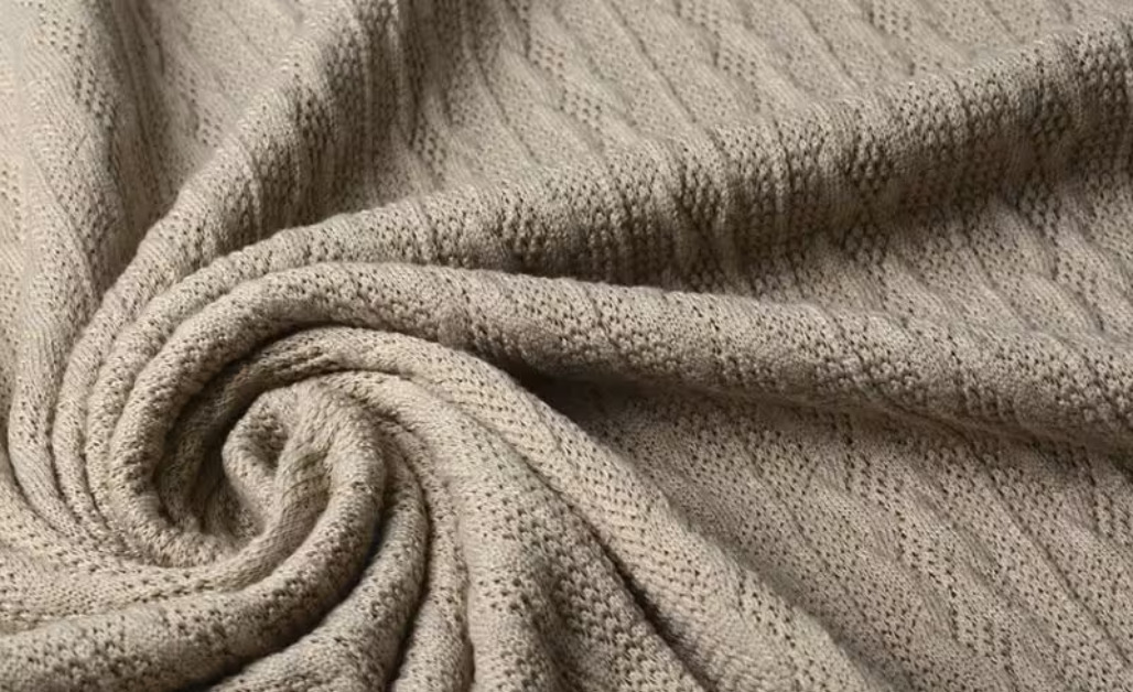 Vải knit nổi bật với bề mặt vải mềm mại và dễ chịu, mang lại sự thoải mái tối đa cho người mặc, phù hợp với mọi loại da. 
