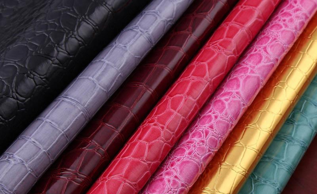 Da simili được sử dụng để bọc ghế ngồi, vô lăng và các chi tiết nội thất, tăng thêm vẻ sang trọng và dễ vệ sinh.