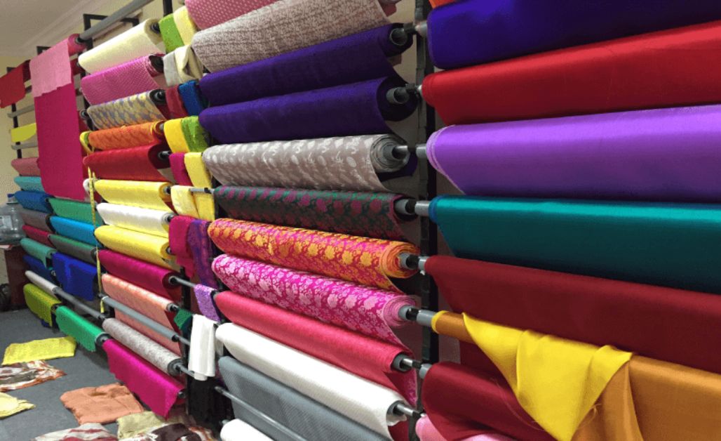 Chọn chất liệu phù hợp như cotton, linen, lanh, lụa hoặc len sẽ thấm màu tốt hơn so với các sợi tổng hợp.