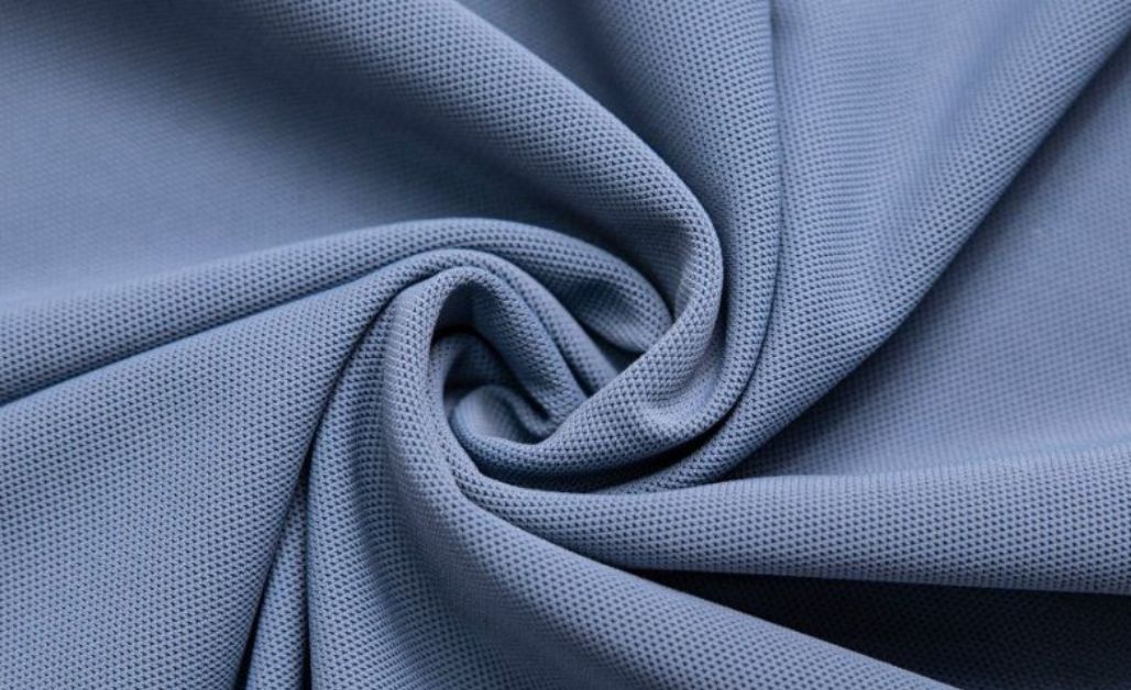 Vải Coolmax là một loại vải tổng hợp từ polyester, có cấu trúc đặc biệt giúp vải nhẹ, mềm mịn và cực kỳ thoáng mát.