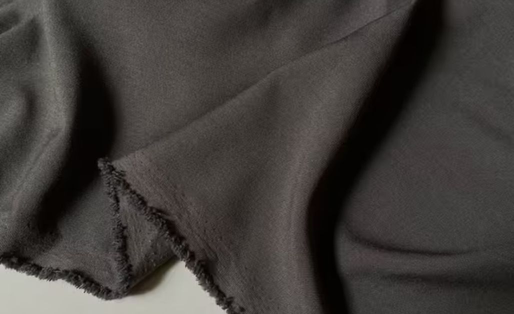 Định lượng vải Gabardine GSM cao (>220) thường phù hợp cho âu phục, vest, blazer, áo khoác.