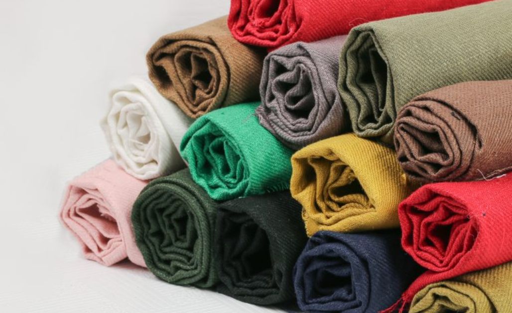 vải Ramie được sử dụng để làm khăn trải bàn, ga gối, rèm cửa nhờ khả năng chống bám bẩn và dễ vệ sinh.