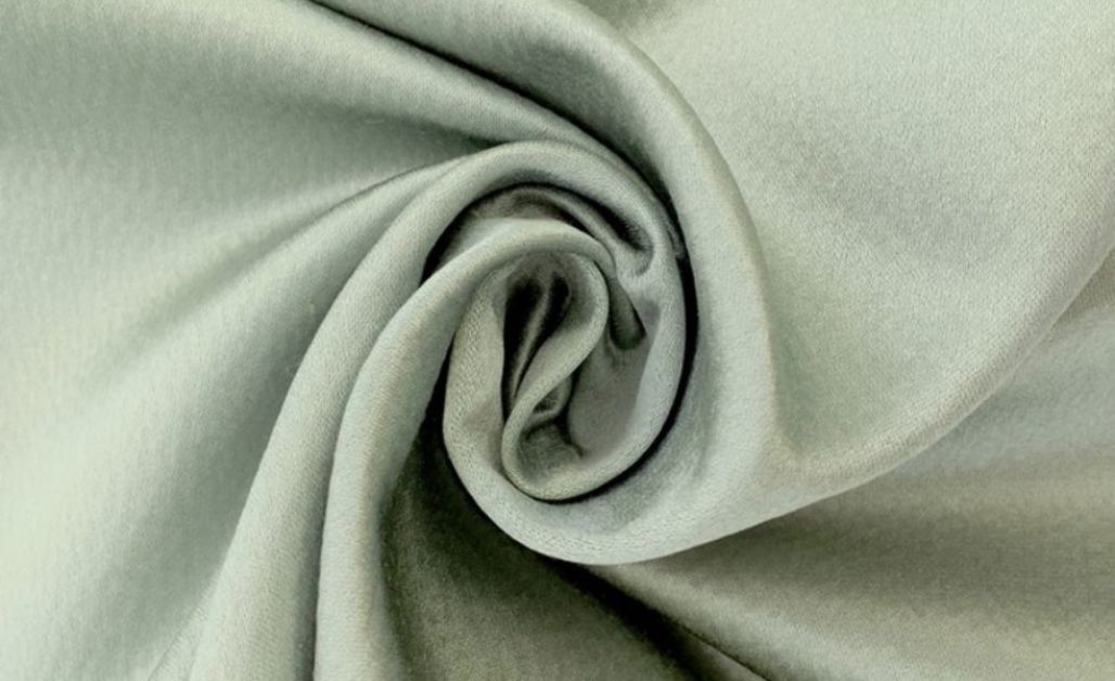 Vải cotton lụa  là một chất liệu cao cấp được pha trộn giữa sợi cotton và sợi tơ tằm tự nhiên.