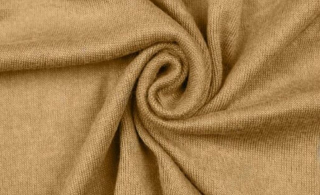 Vải Kate Ấn Độ là chất liệu vải tổng hợp, có thành phần chính là 65% sợi cotton tự nhiên và 35% sợi polyester nhân tạo