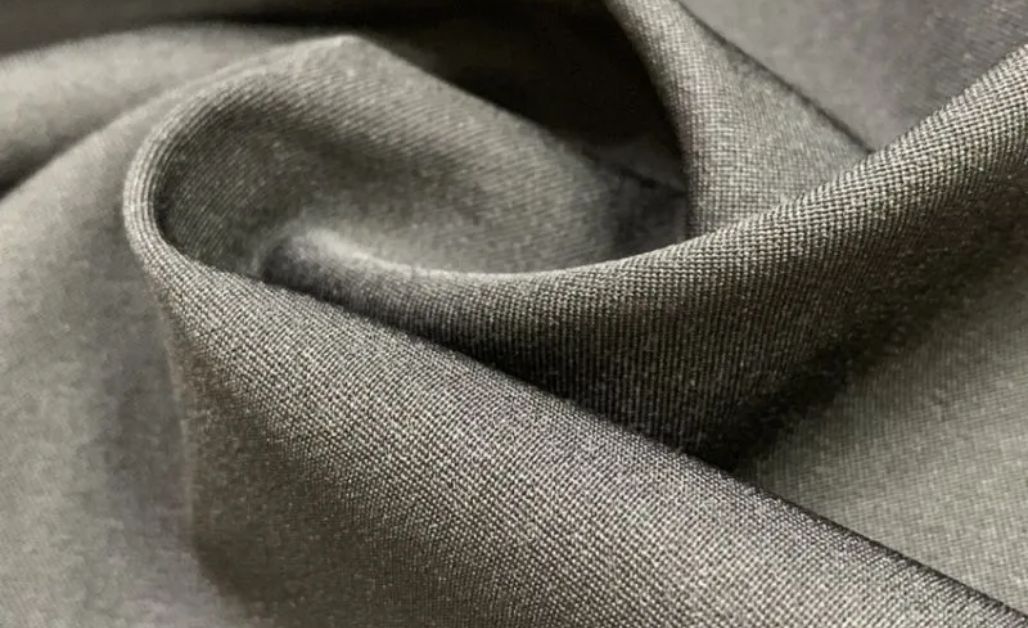 Vải Lycra là tên thương mại nổi tiếng của sợi tổng hợp Spandex (hay Elastane), một loại polymer có độ co giãn vượt trội (gấp 8 lần hình dạng ban đầu) và khả năng chịu nhiệt tốt.