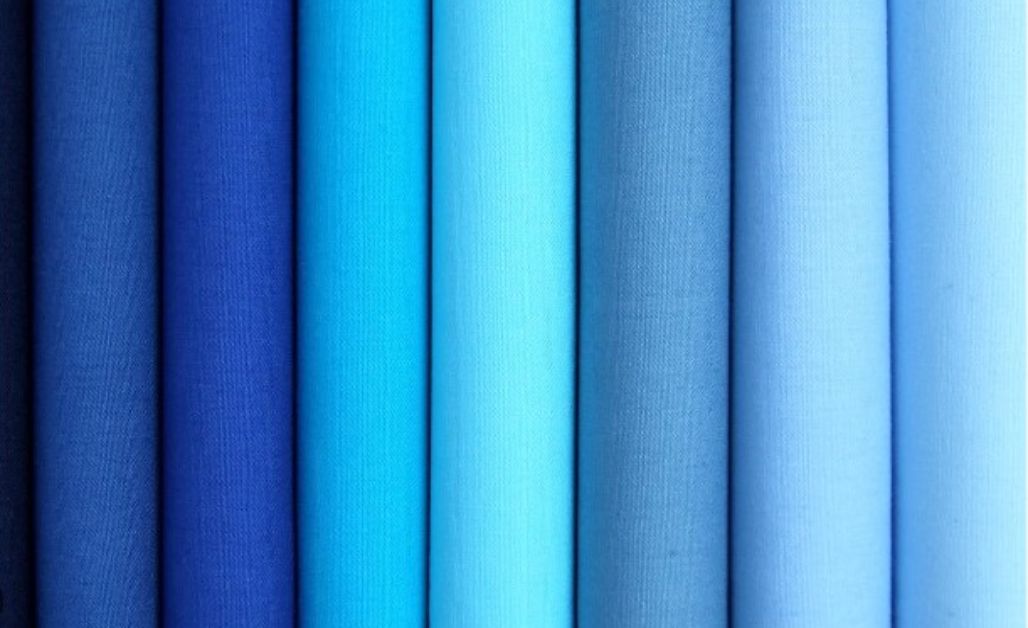 Vải Kate 100 cotton là loại vải tổng hợp được pha trộn chủ yếu từ sợi cotton tự nhiên và một phần nhỏ sợi polyester (PE). 