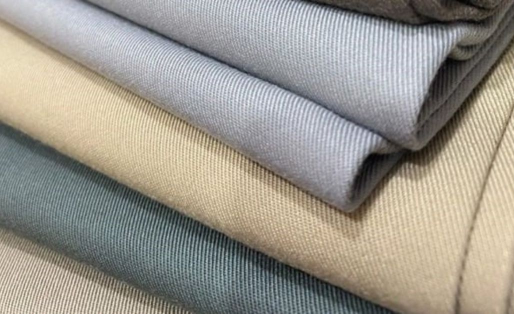 Vải kaki nano có khả năng chống thấm nước và tự làm sạch, giống như hiệu ứng lá sen, khiến nước và bụi bẩn không thể bám dính, giữ cho trang phục luôn khô ráo.