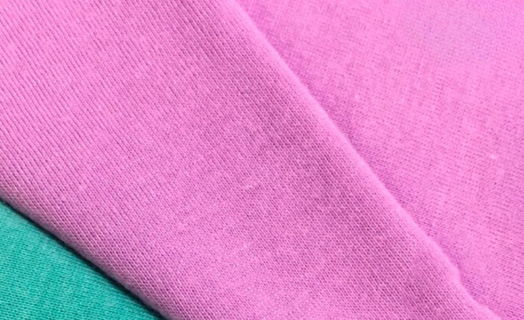 Vải TC là loại vải có tỉ lệ 35% cotton và 65% polyester với ưu điểm nổi bật là độ bền cao, giữ form tốt và ít nhăn. 