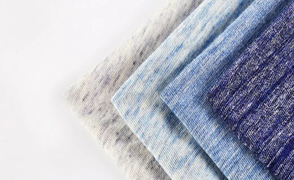 Cotton Melange là loại vải được tạo ra từ sự pha trộn giữa sợi cotton tự nhiên và sợi cotton đã nhuộm màu tạo nên hiệu ứng loang màu độc đáo, thường được gọi là màu “muối tiêu” – xám, trắng hoặc đen đan xen.