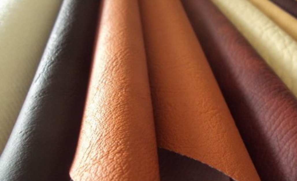 Da Nubuck là một loại da thật cao cấp, được chế tác từ lớp ngoài cùng (top grain) của da bò, bê hoặc hươu.