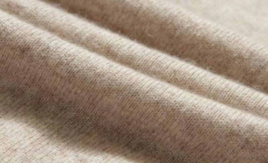 Cashmere là một loại sợi len tự nhiên cao cấp được thu hoạch từ lớp lông tơ mềm mại, mịn màng nằm phía dưới lớp lông bảo vệ bên ngoài của dê Cashmere. 