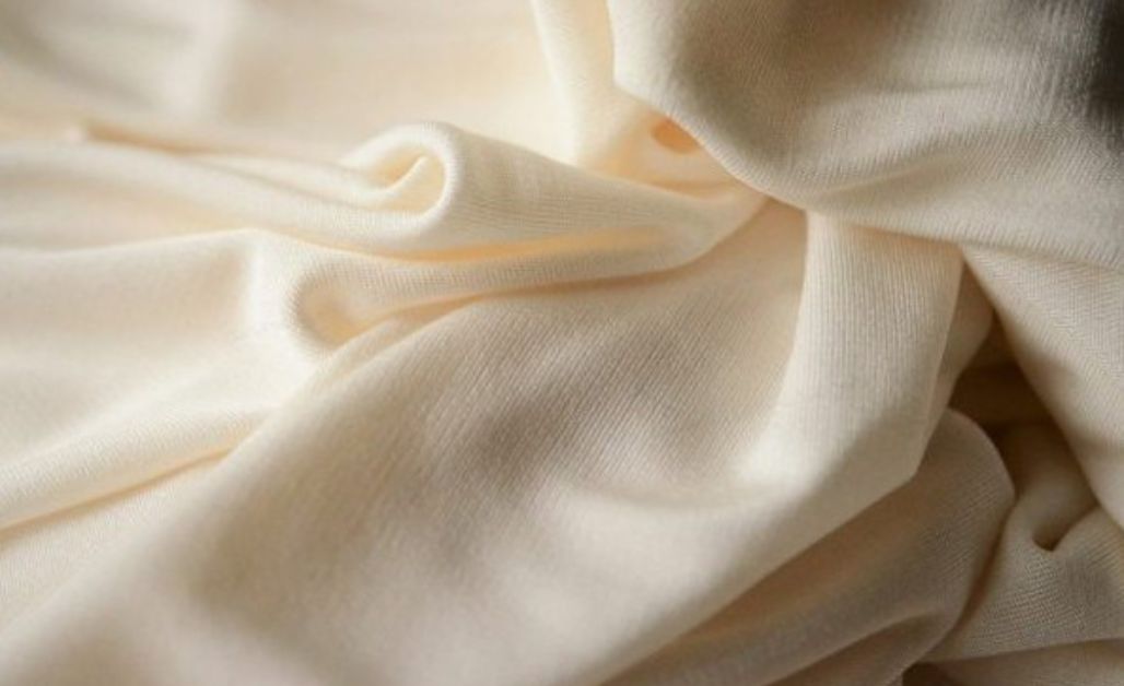 Vải Modal là một loại sợi tự nhiên cao cấp được tái tạo từ gỗ sồi, có bề mặt mềm mại, mịn màng như lụa. 