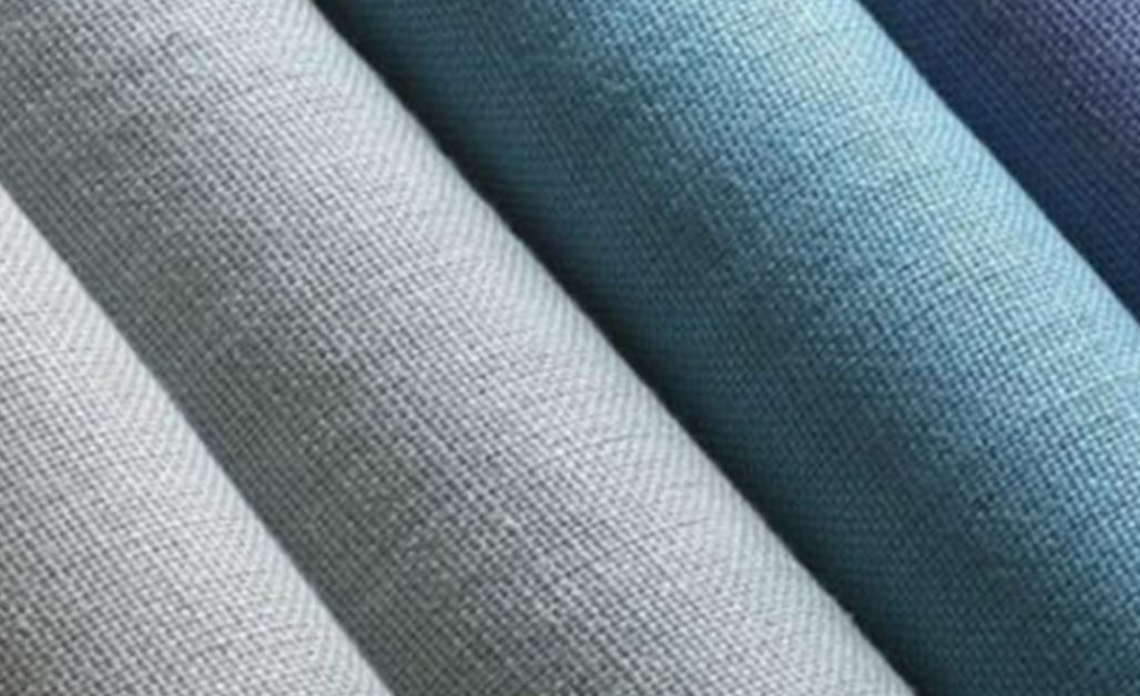 Vải linen nổi bật với khả năng thấm hút và thoáng khí cực tốt, mang lại cảm giác mát mẻ, dễ chịu, đặc biệt trong thời tiết nóng ẩm. 