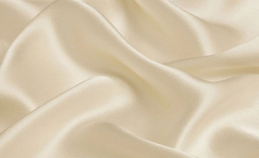 Vải Tencel là một loại sợi cellulose tái tạo, được sản xuất từ bột gỗ của cây bạch đàn (Eucalyptus) và một số loại cây thân gỗ khác như cây sồi, cây tre