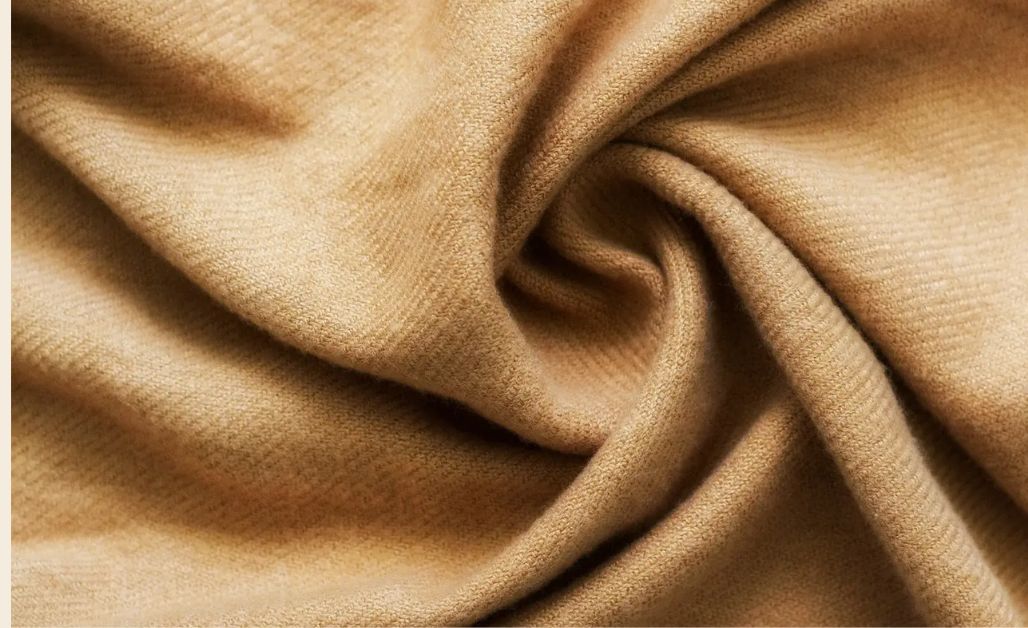Quần tây làm từ vải Cashmere nổi bật với khả năng giữ ấm vượt trội, bề mặt mềm mịn, đứng form và ít nhăn, 