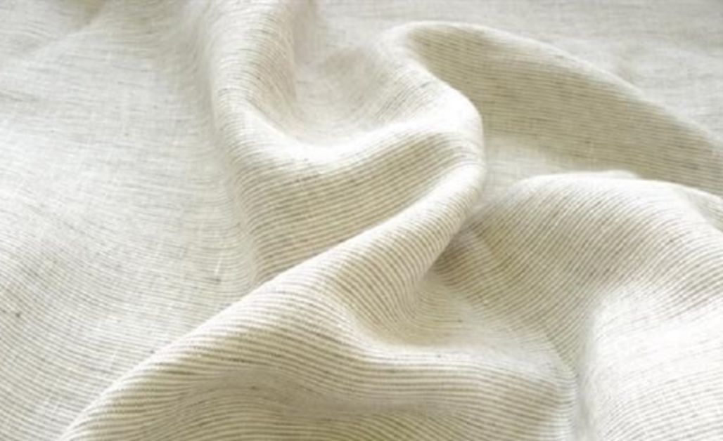 Vải Linen còn gọi là vải lanh cũng là một loại vải may quần tây nữ được ưa chuộng như khả năng thấm hút cực tốt và tạo cảm giác thoáng mát vượt trội, phù hợp với mùa hè