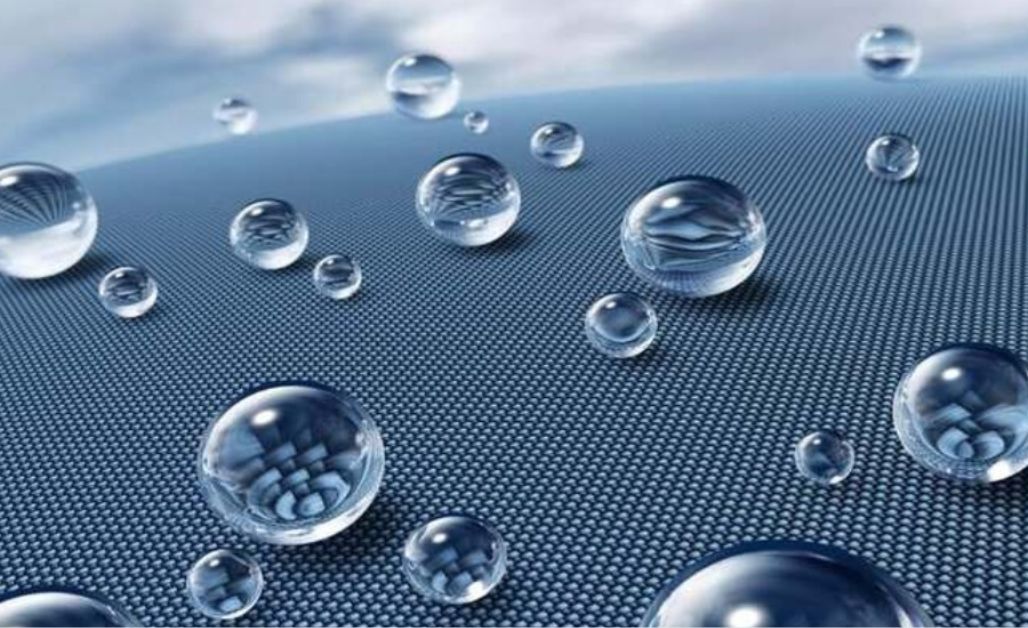 Ưu tiên giặt tay để bảo vệ cấu trúc vải tốt hơn vì lực vò nhẹ nhàng của tay sẽ giúp sợi vải không bị ảnh hưởng, khác với lực giặt mạnh của máy.