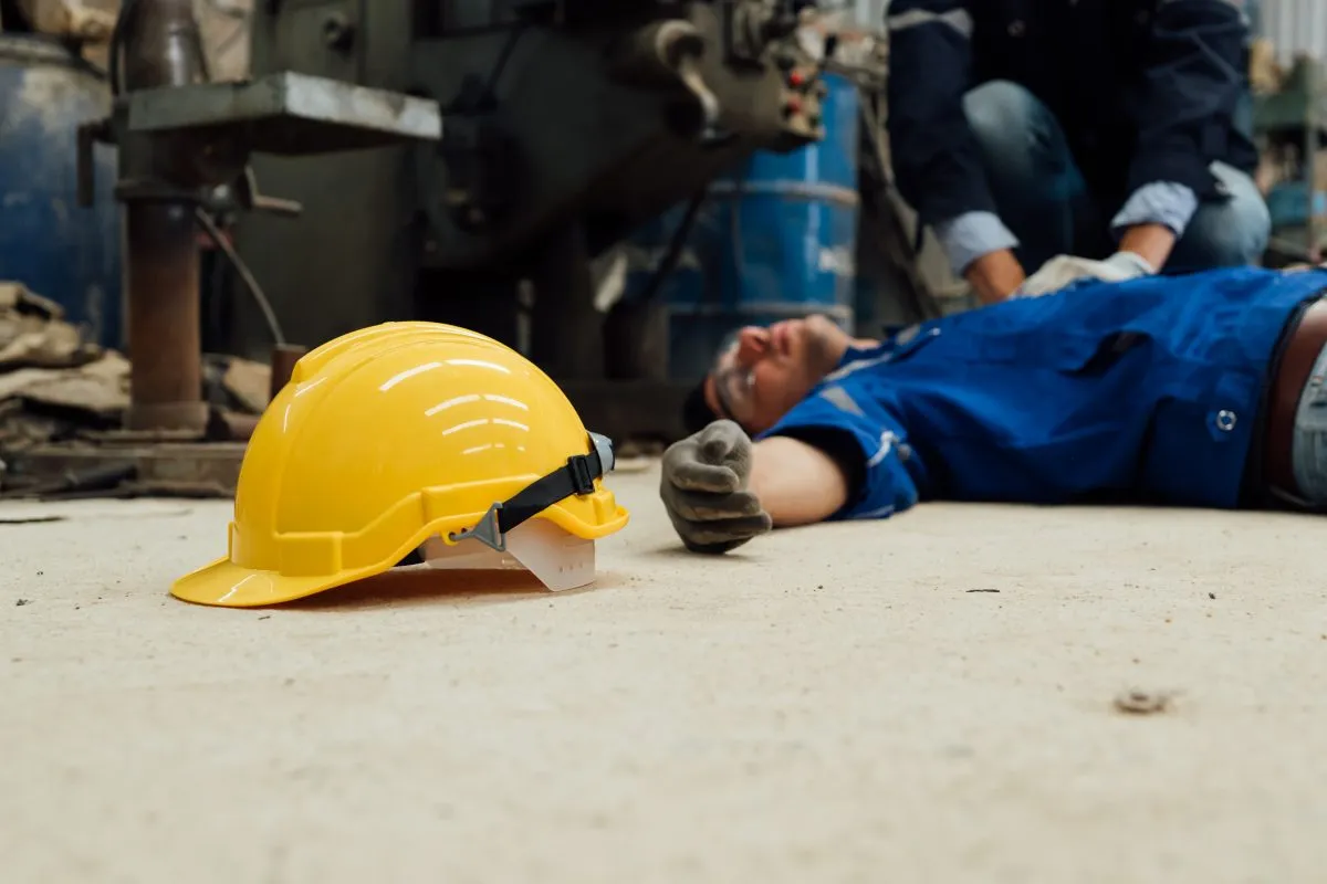 Không trang bị nón bảo hộ lao động cho công nhân thi công công trình bị xử phạt bao nhiêu?