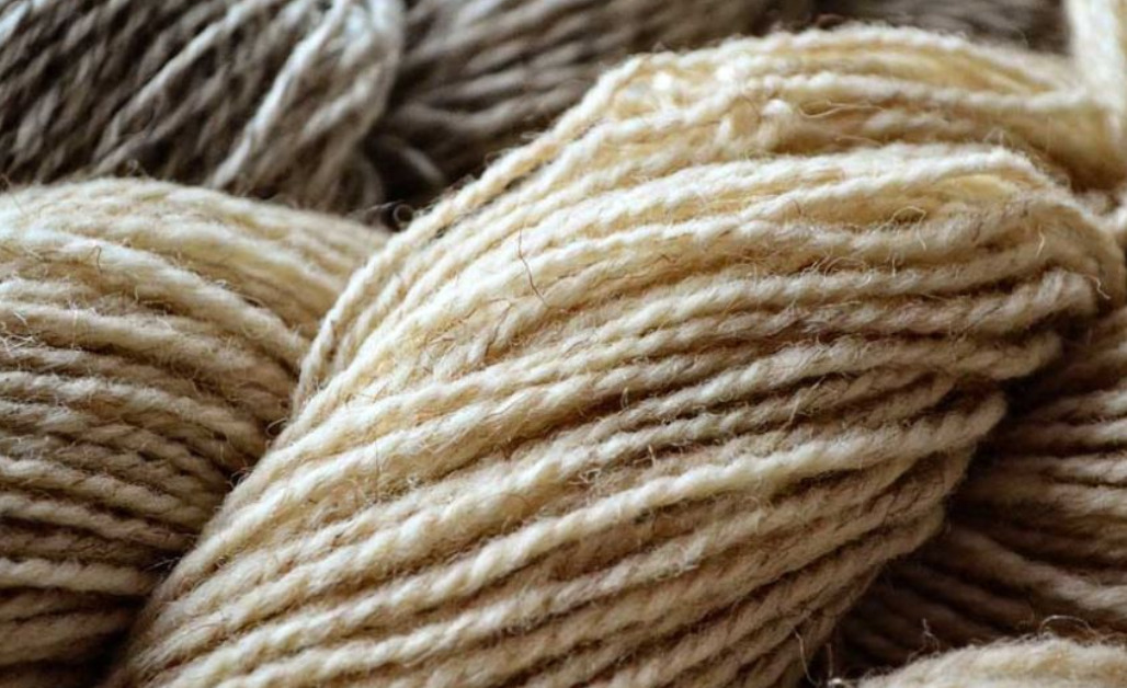 Vải len Mongtoghi là sự kết hợp giữa sợi len (wool) tự nhiên và các sợi tổng hợp như polyester hoặc viscose, đôi khi có thêm một chút spandex để tăng độ co giãn.