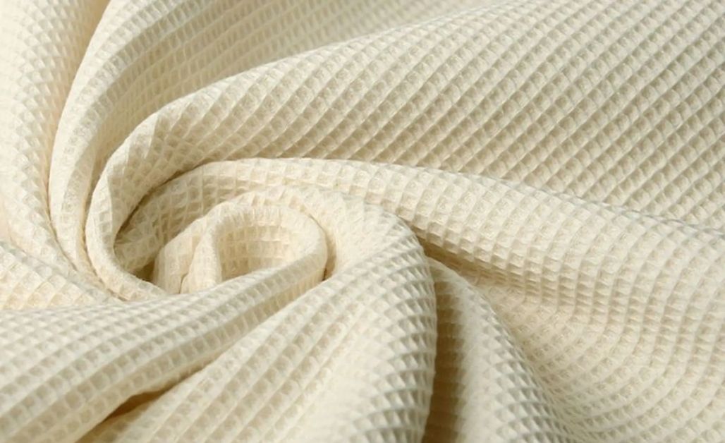Vải Waffle là một loại vải đặc biệt với cấu trúc dệt tạo thành những ô vuông nổi giống như tổ ong
