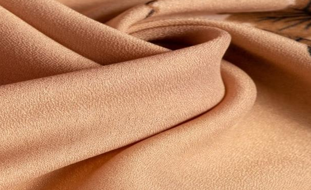 Vải Crepe de Chine là loại vải nhẹ, mịn, có độ bóng nhẹ, thường dùng cho áo sơ mi, váy và đầm dạ hội.