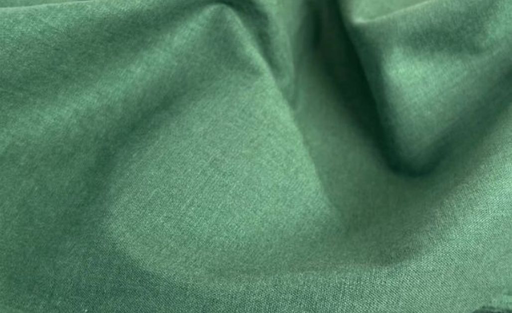 Quy trình sản xuất Sorona bắt đầu từ việc thu hoạch cây trồng như ngô để chiết xuất đường (glucose). Sau đó, vi sinh vật được thêm vào để bắt đầu quá trình lên men tự nhiên, tương tự như sản xuất rượu.