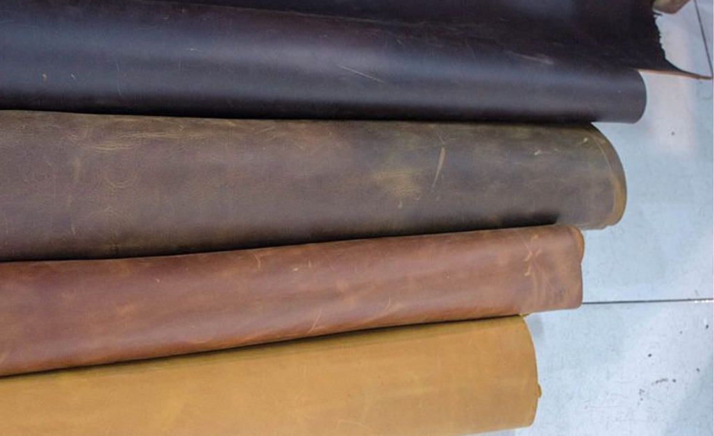 Da sáp ngựa điên (tên tiếng Anh thường dùng là Crazy Horse Leather) là một loại da bò thật được xử lý bằng lớp sáp đặc biệt trên bề mặt, nhằm tạo hiệu ứng cổ điển, bụi bặm và đầy cá tính.