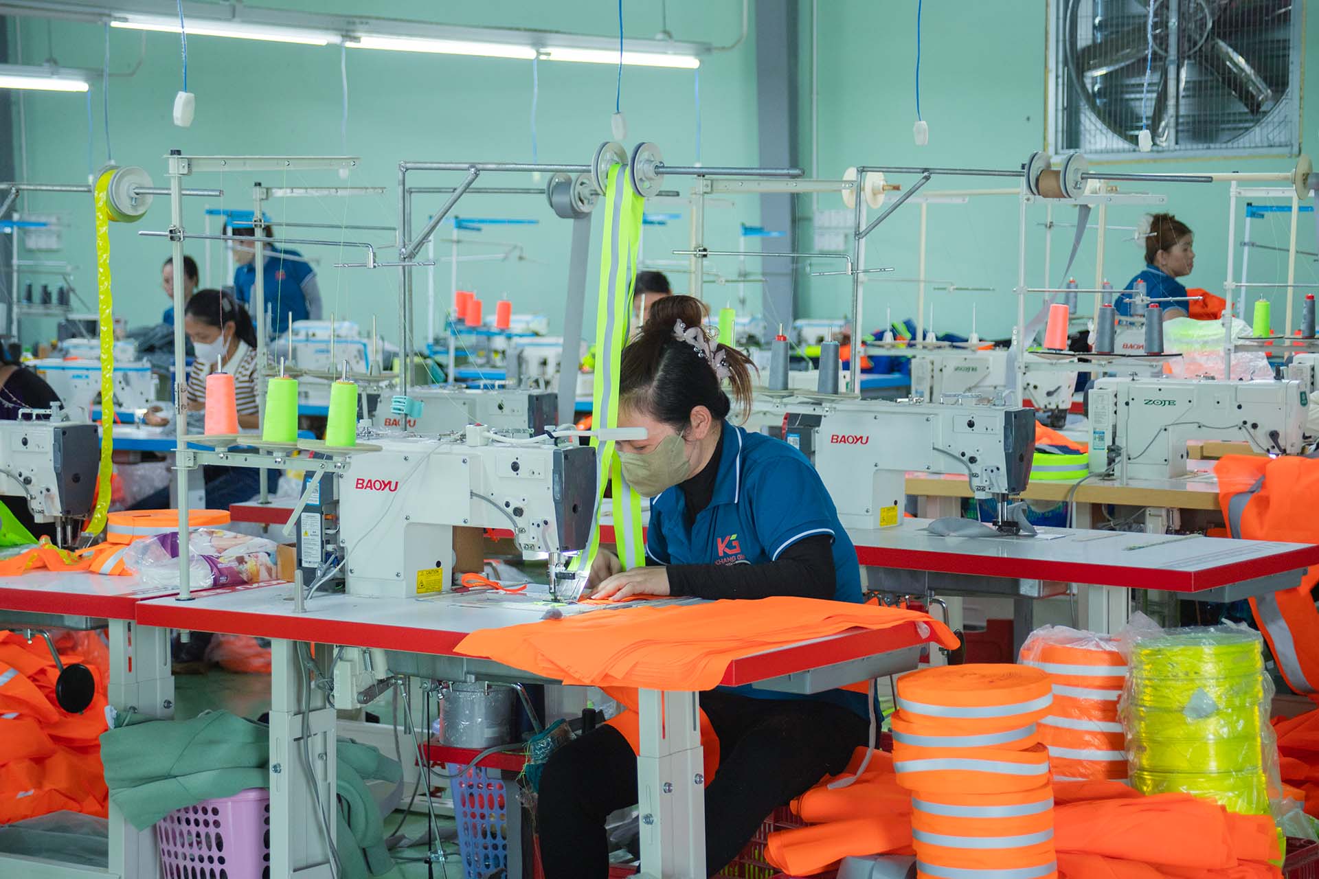 Application of reflective tape in the process of sewing traffic reflective vests