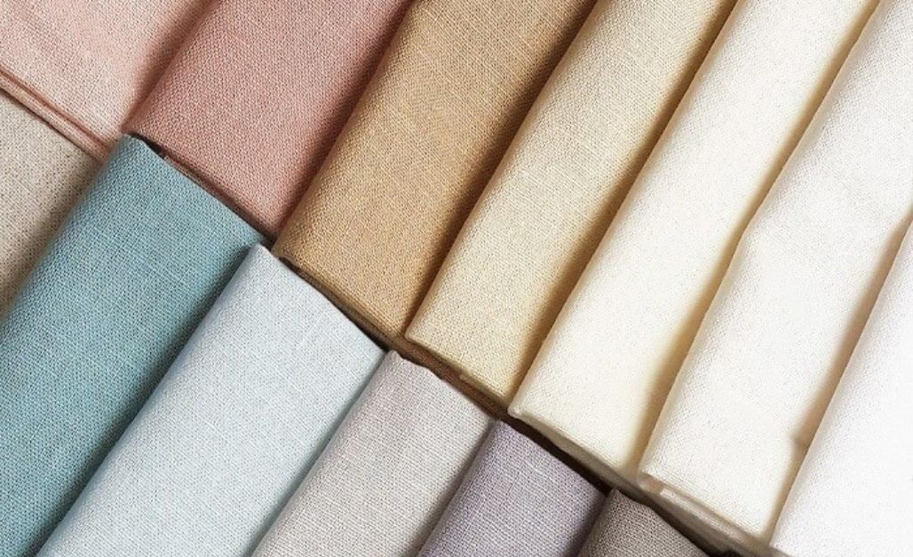 Vải linen thường có các màu tự nhiên như trắng ngà, nâu vàng hoặc xám.