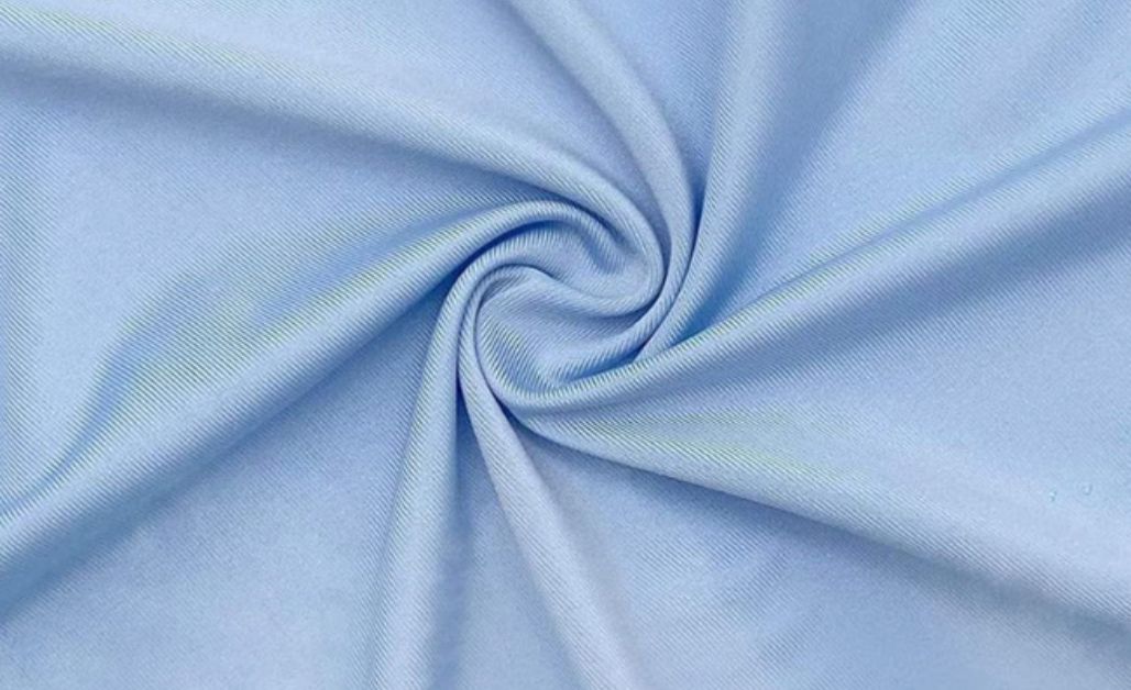Vải thun lạnh có bề mặt vải trơn nhẵn, mang lại cảm giác mát lạnh dễ chịu trong ngày hè