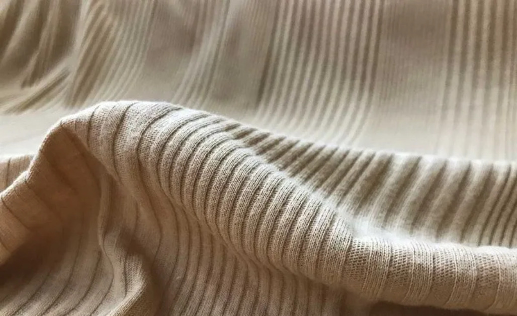 Vải Jersey knit có cấu trúc đặc trưng với các đường dọc nổi ở mặt trước và đường gân ngang ở mặt sau. 