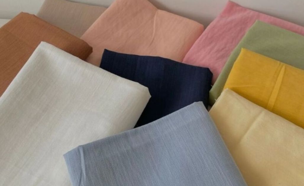 Mật độ sợi vải tơ xước phổ biến là từ 1m45 đến 1m6, phù hợp để may nhiều loại trang phục khác nhau như áo kiểu, váy liền hoặc quần suông. 