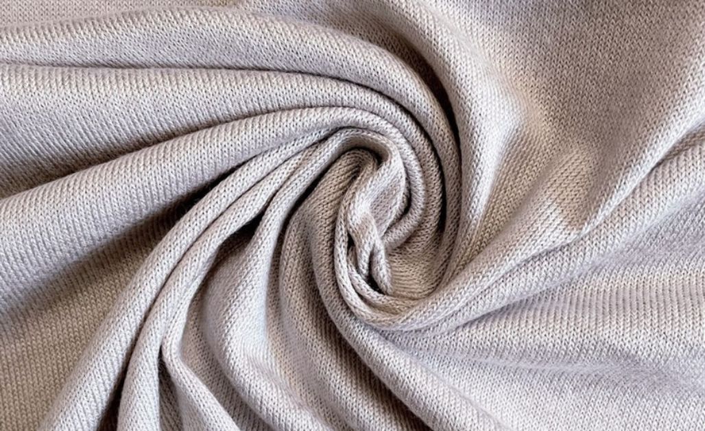 Vải Rayon thấm hút mồ hôi hiệu quả, có độ bền cao và ít nhăn.