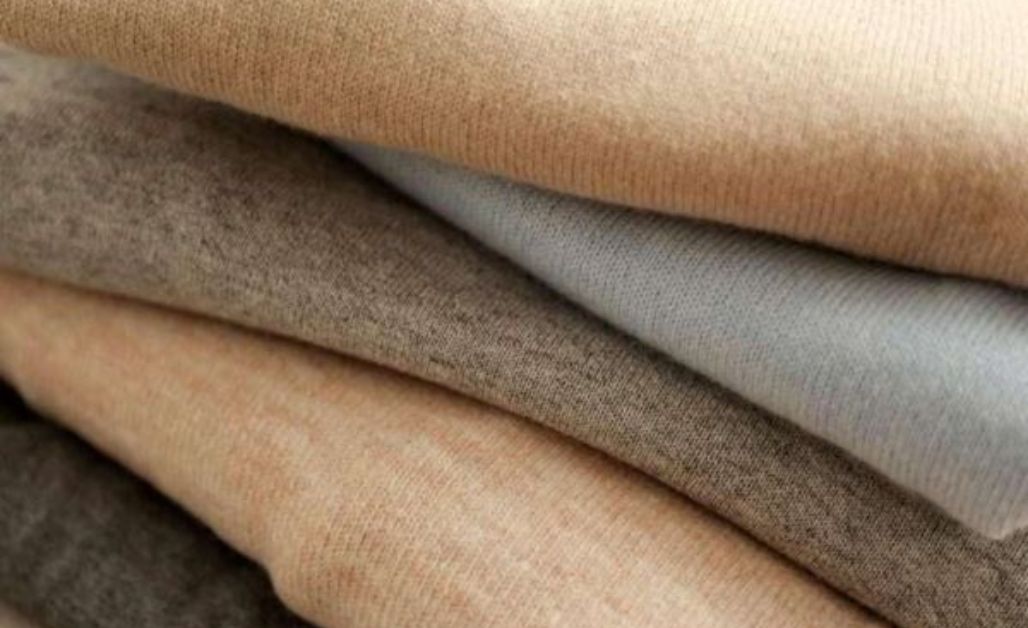 Vải Cashmere thường được dùng làm khăn choàng cổ, khăn quàng nhờ vảo đặc tính mềm mịn, ấm áp