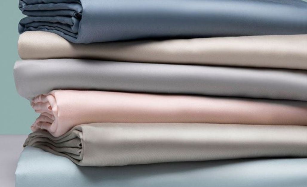 Vải lụa Tencel (hay còn gọi là Lyocell) là một loại sợi cellulose tổng hợp được sản xuất từ bột gỗ của cây bạch đàn (khuynh diệp) hoặc các loại cây thân gỗ khác như tre, sồi, vân sam. 