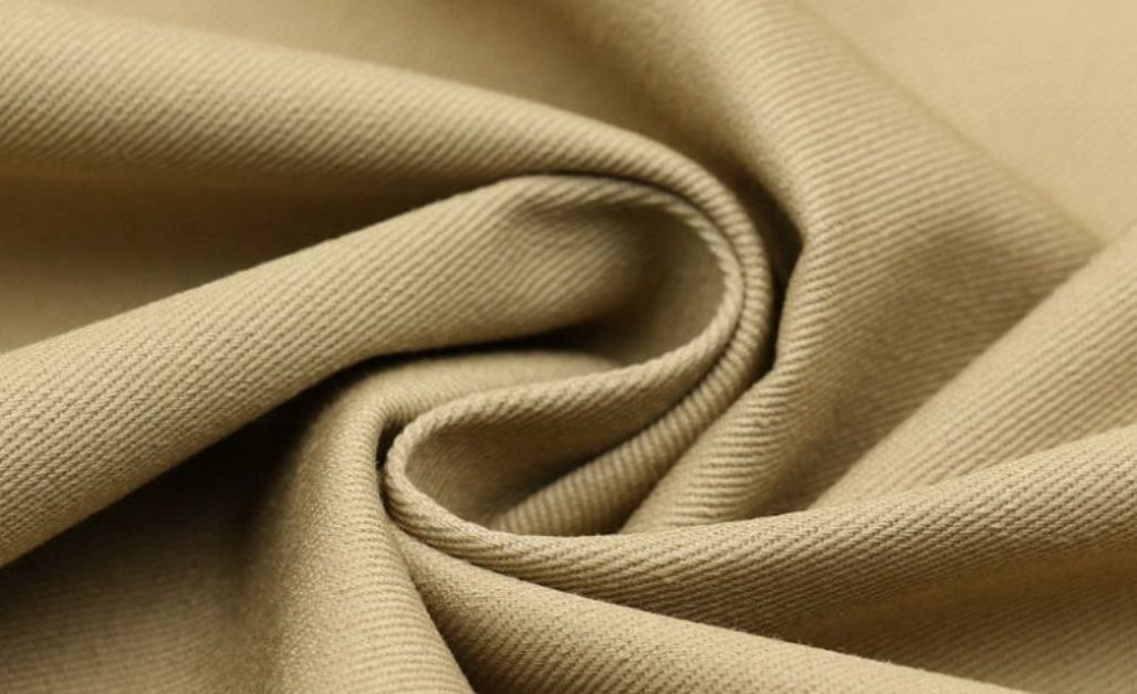 Vải Kaki được mệnh danh là "nữ hoàng" của quần vải ống suông nữ.